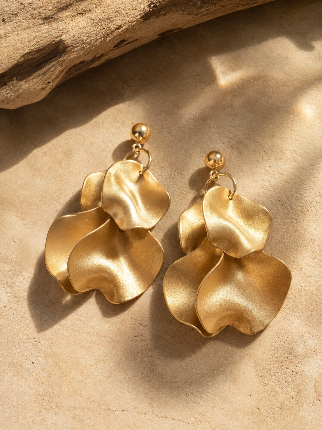 Boucles d'oreilles Ondine dorées à effet ondulé et texture mate