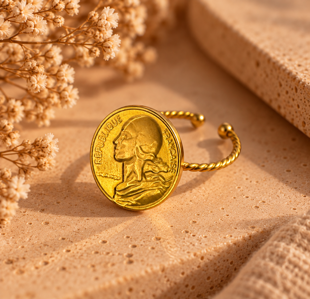 Bague Anne France – Motif pièce dorée en acier inoxydable