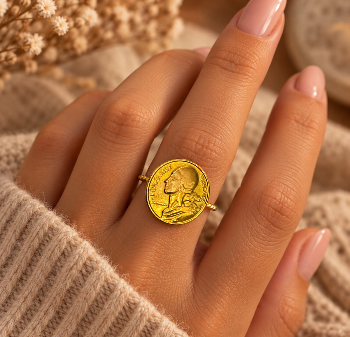 Bague Anne France – Motif pièce dorée en acier inoxydable