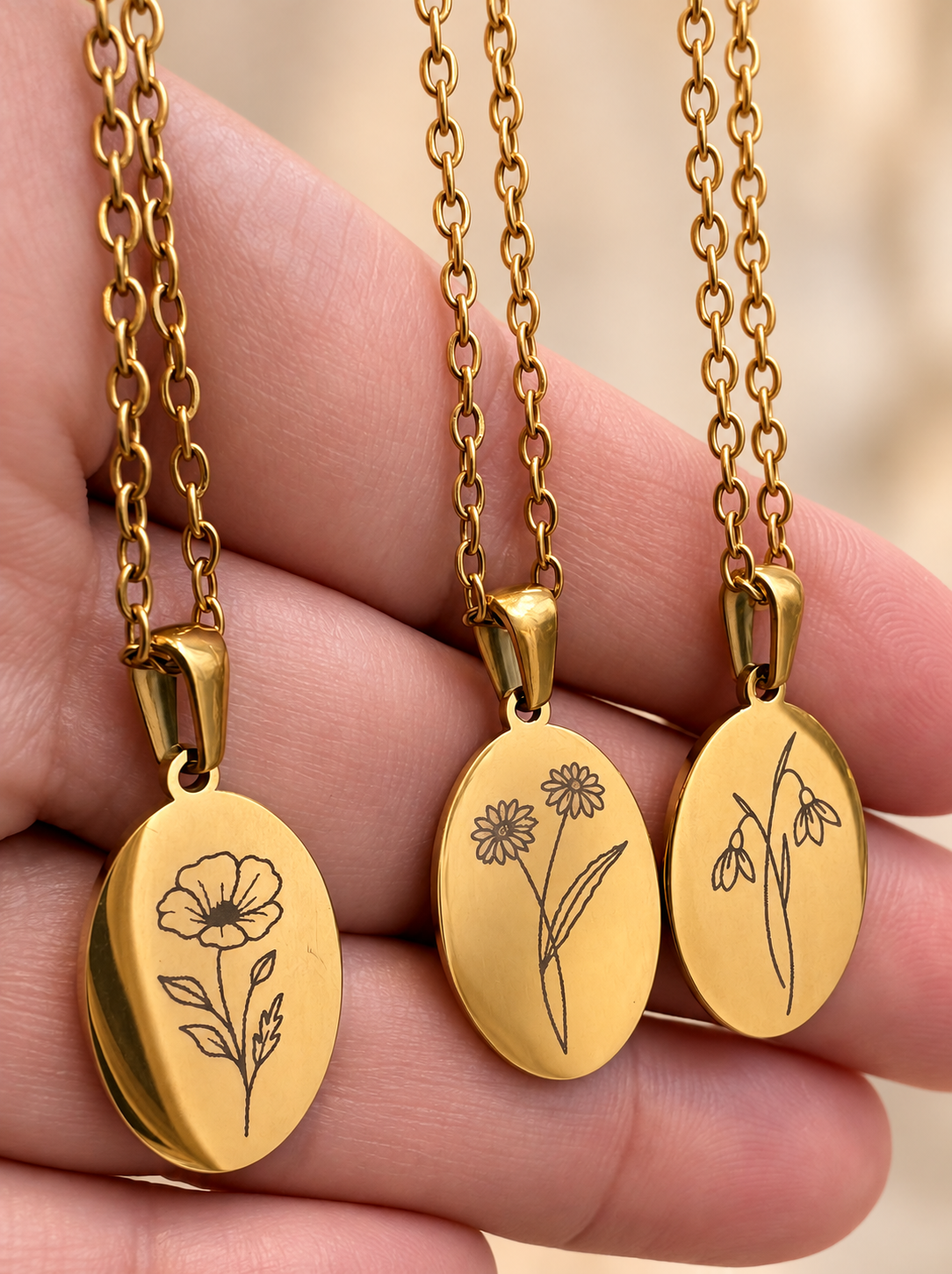 Exemples de colliers Bricotte gravés de fleurs